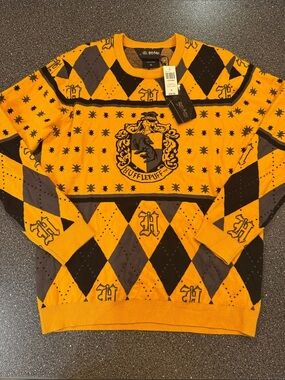 NWT Harry Potter Hufflepuff Crest Crewneck Sweater - Yellow & Black - size XL